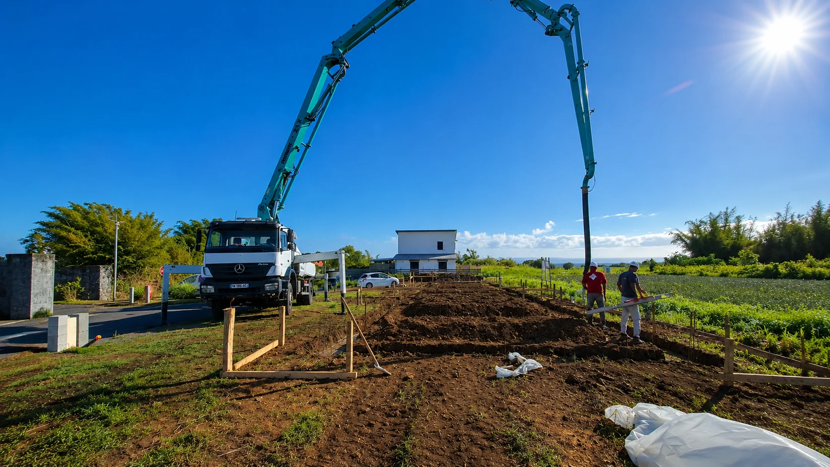 Coulage des fondations d'une villa à La Réunion avec pompe à béton