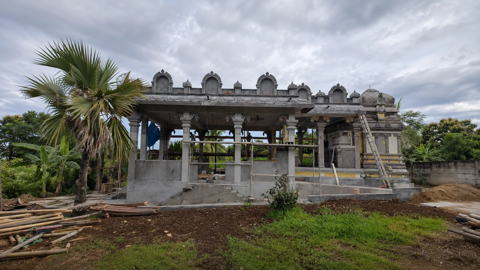 Préau en béton en cours de construction sur un temple à La Réunion, étaiements et coffrage