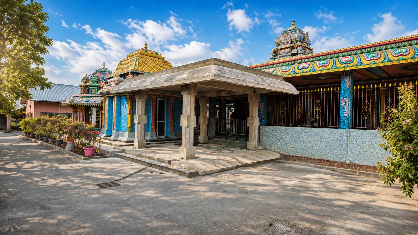Préau en béton terminé et mis en service devant un temple tamoul à La Réunion