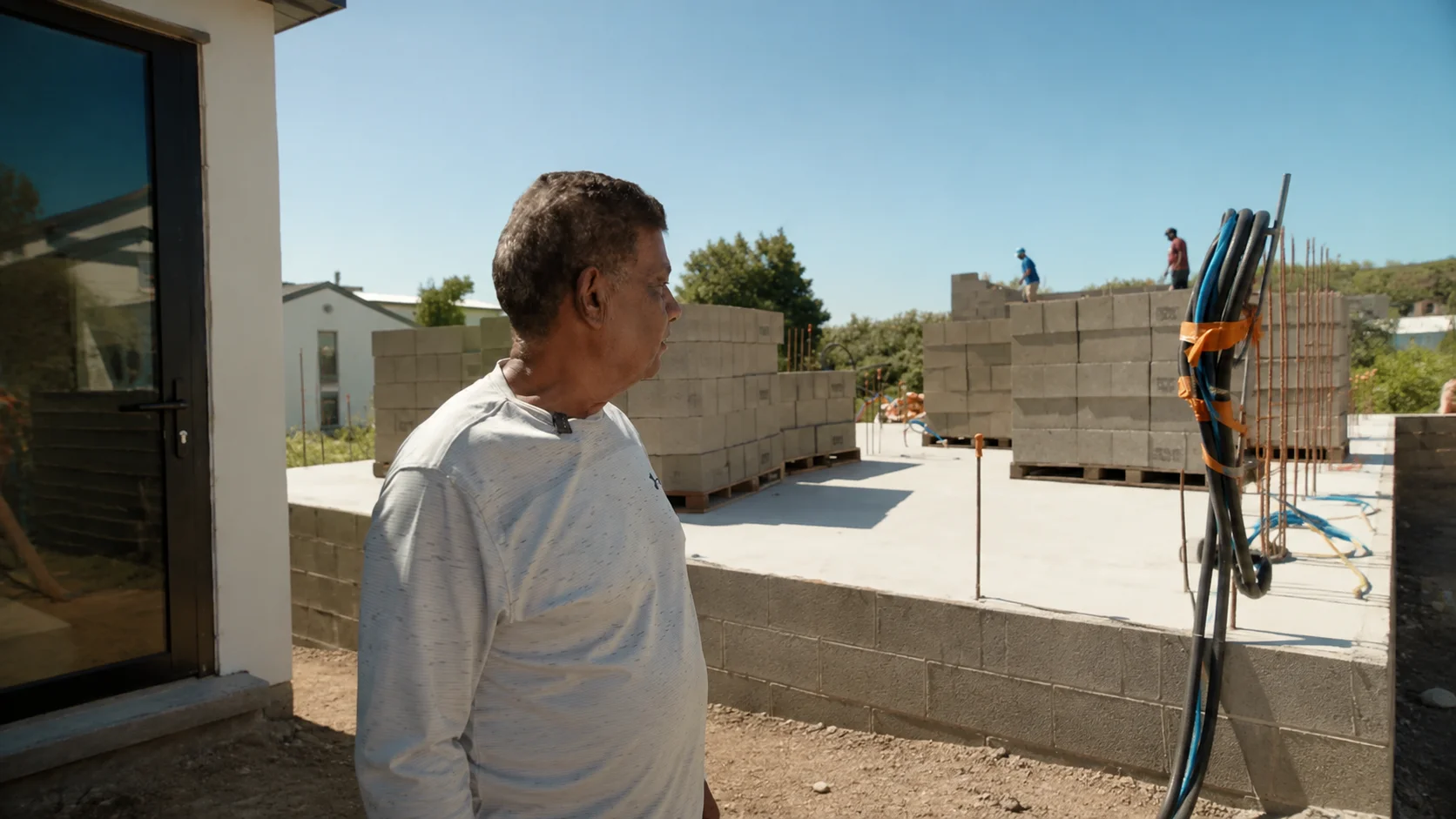 Suivi d'un chantier en gros œuvre à La Réunion, dalle coulée et élévation des murs en parpaing