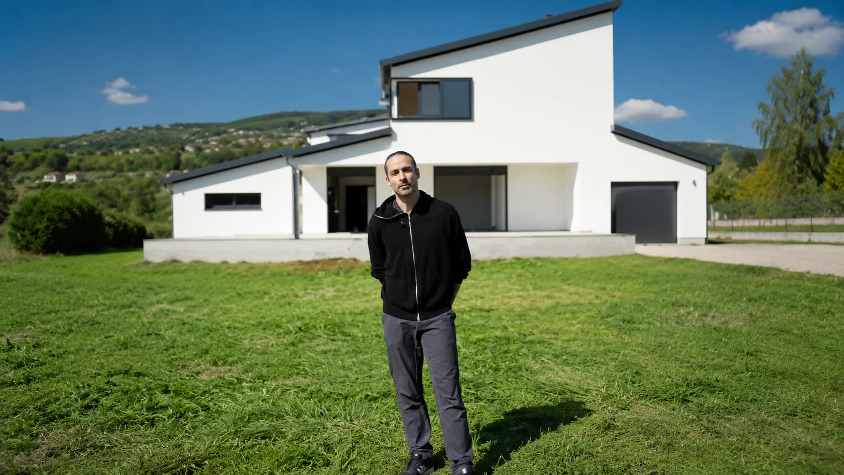 Client d'Harmonie devant sa villa livrée à La Réunion