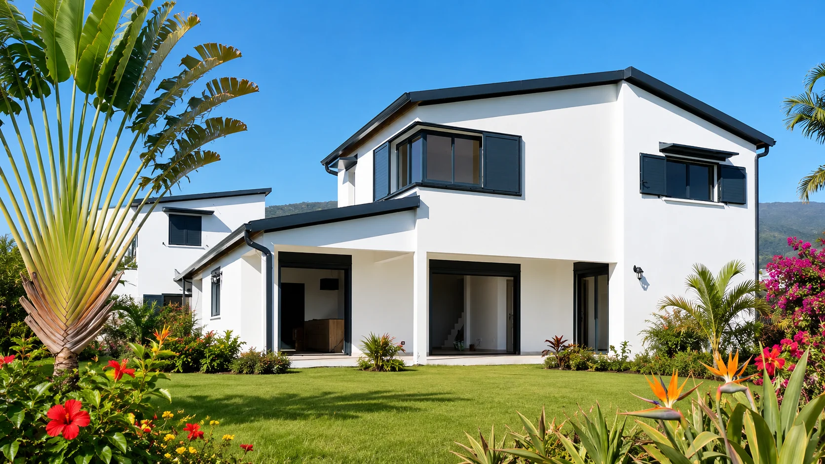Villa contemporaine à étage construite par Harmonie, terrasse couverte et jardin créole