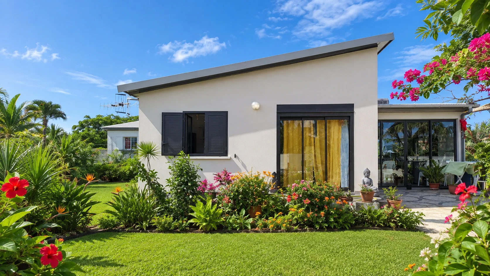 Villa de plain-pied avec extension et aménagements extérieurs